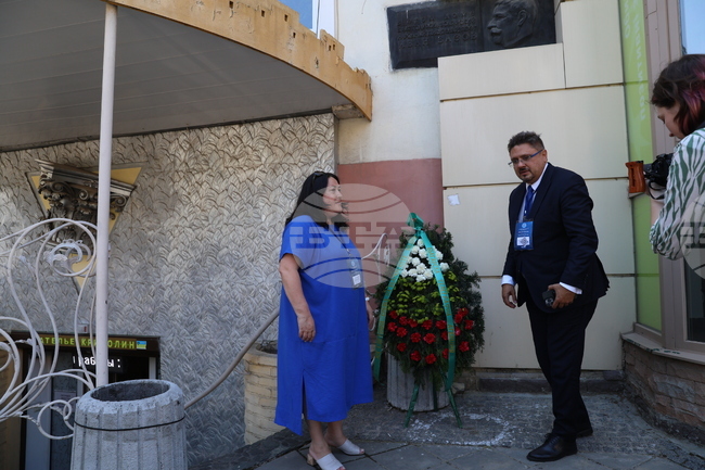 Украйна - Деветнадесета Световна среща на българските медии - паметната плоча на Иван Вазов