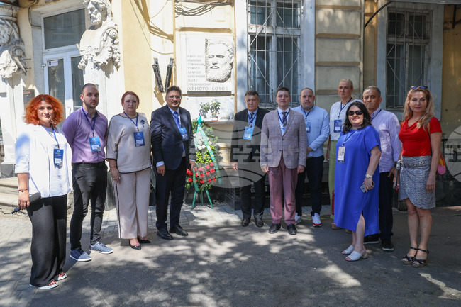 Украйна - Деветнадесета Световна среща на българските медии - мемориален барелеф на Христо Ботев