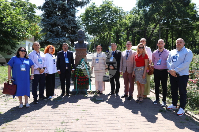 Украйна - Деветнадесета Световна среща на българските медии - бюст-паметник на Христо Ботев