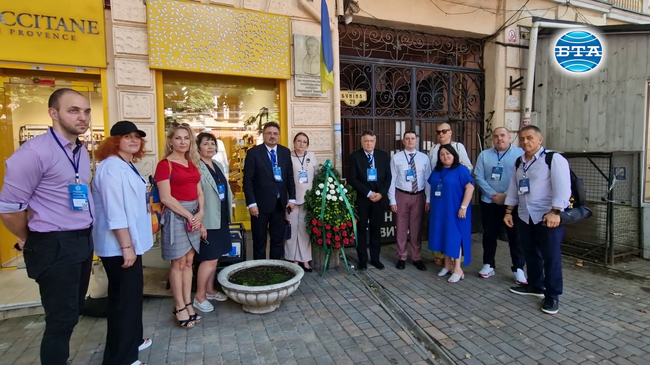 Делегацията от 19-ата Световна среща на българските медии поднесе венец на паметна плоча на Васил Априлов в Одеса