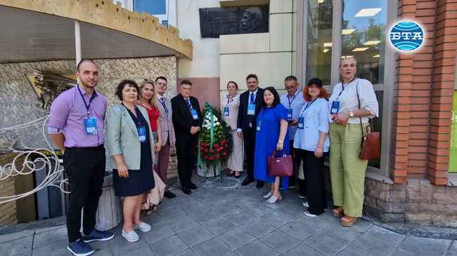 Участници в Световната среща на българските медии поднесоха венец пред паметната плоча на Иван Вазов в Одеса