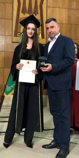 ОА Смолян: Областният управител Захари Сираков връчи отличие на първенеца от Випуск 2024 към ЕГ „Иван Вазов“-гр.Смолян Ирина Шопова 