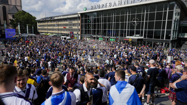 УЕФА се извини, след като премахна от социалните мрежи на видеоклипове на шотландски фенове, празнуващи класирането на отбора за Световното първенство