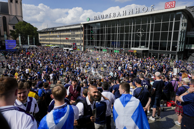 УЕФА се извини, след като премахна от социалните мрежи на видеоклипове на шотландски фенове, празнуващи класирането на отбора за Световното първенство