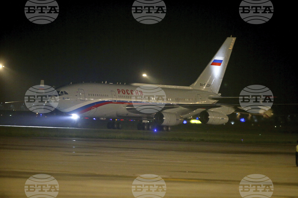 Руски правителствен самолет кацна в Аляска преди срещата между Путин и Тръмп