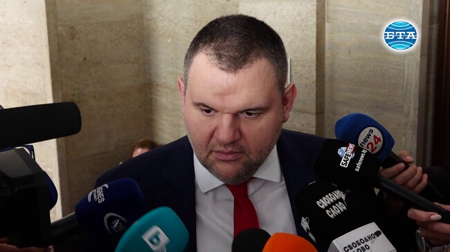 Нека се опитаме да направим нормално евро-атлантическо правителство, да запазим пътя на България, а не да я подарим на Путин, каза Делян Пеевски