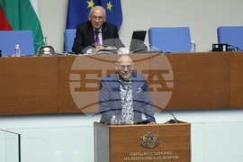 Парламент - заседание -  Любен Дилов