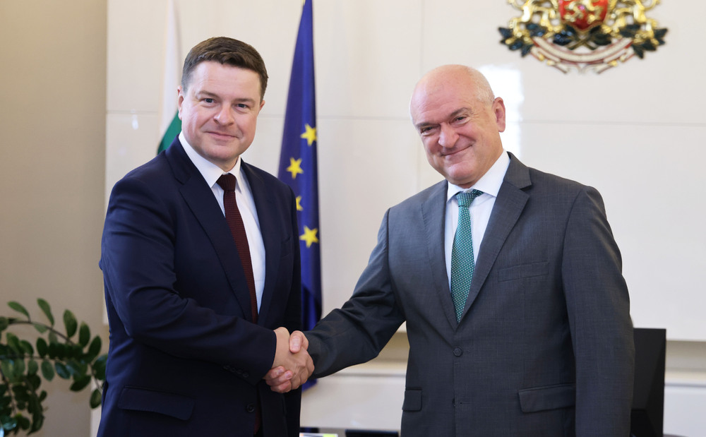 Министерски съвет: Премиерът Главчев разговаря с посланика на Великобритания Роб Диксън