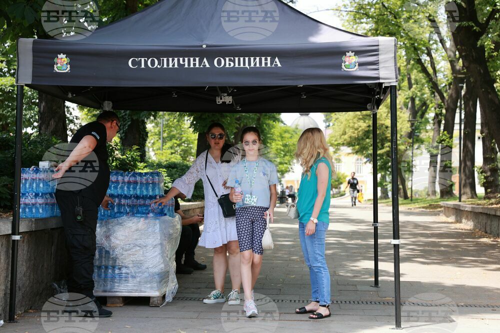 Високи летни температури - раздаване на минерална вода