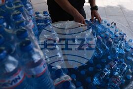 Високи летни температури - раздаване на минерална вода