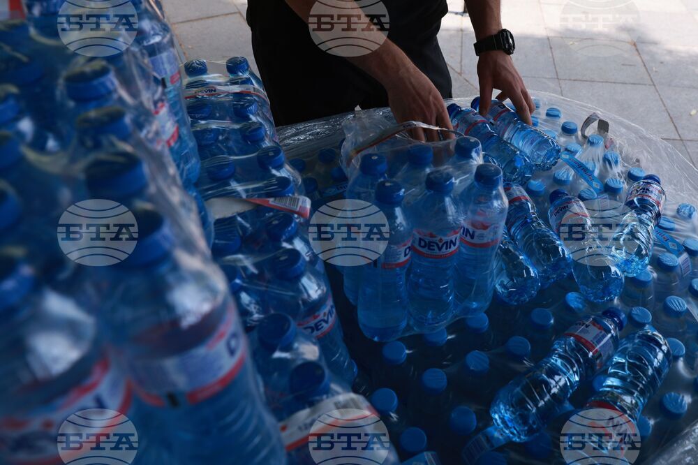 Високи летни температури - раздаване на минерална вода