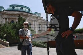 Високи летни температури - раздаване на минерална вода