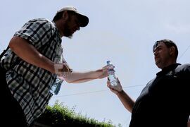 Високи летни температури - раздаване на минерална вода