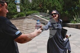 Високи летни температури - раздаване на минерална вода