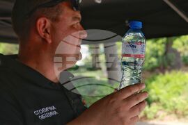 Високи летни температури - раздаване на минерална вода