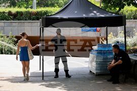 Високи летни температури - раздаване на минерална вода