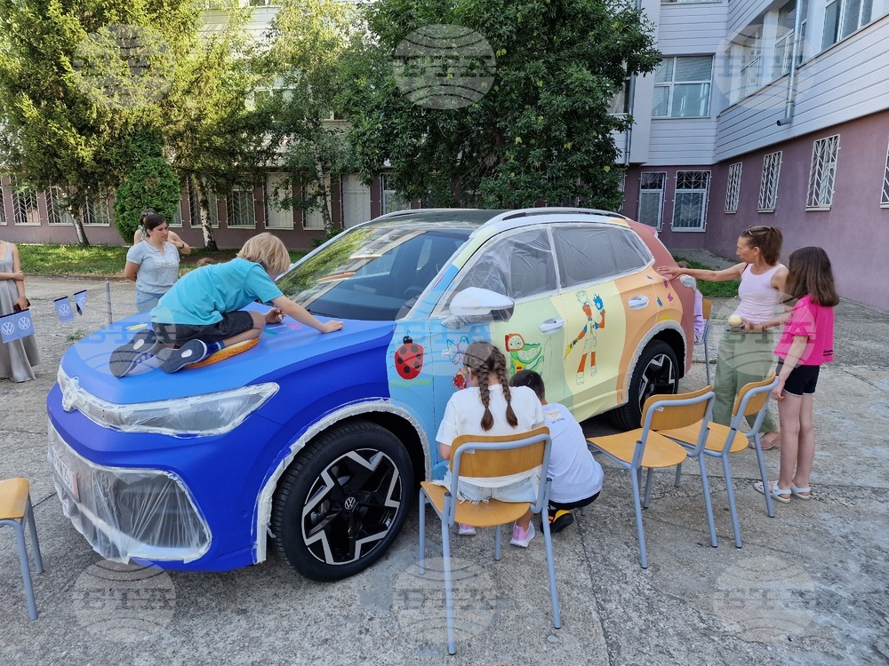 Деца от великотърновско училище изрисуваха автомобил, който ще бъде продаден за закупуване на техника за учебните кабинети