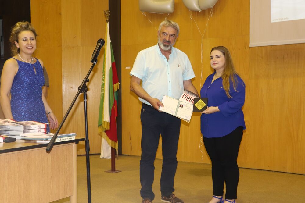 ОА Русе: 103 абитуриенти се дипломираха от МГ „Баба Тонка“, първенецът на випуска Вяра Симеонова получи дипломата си от областния управител 