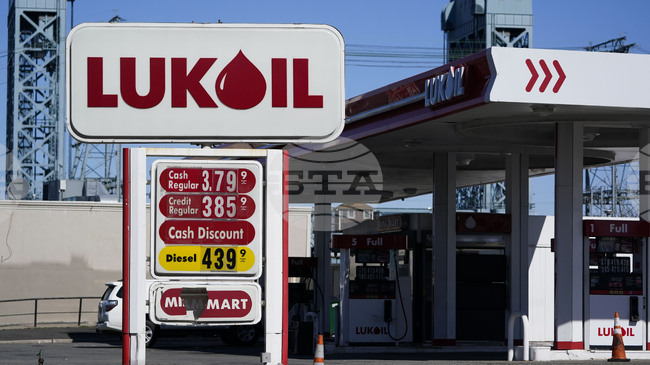 Вашингтон удължи до 17 януари разрешението за потенциални сделки за чуждестранните активи на „Лукойл“