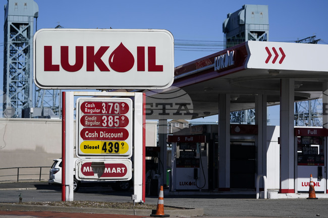 Вашингтон удължи до 17 януари разрешението за потенциални сделки за чуждестранните активи на „Лукойл“