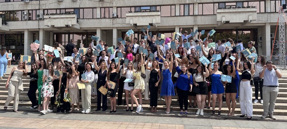 Община Русе: 103-ма зрелостници на МГ „Баба Тонка“ получиха своите дипломи на тържествена церемония