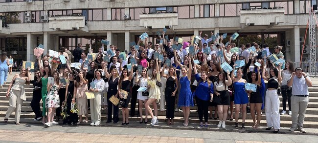 Община Русе: 103-ма зрелостници на МГ „Баба Тонка“ получиха своите дипломи на тържествена церемония