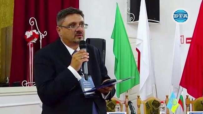 Медиите можем да бъдем полезни в името на това Болградската гимназия да пази знанието за род и език, каза Кирил Вълчев