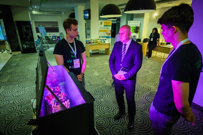 МОН: Ученици с изобретение – зеленчуци растат в кутия