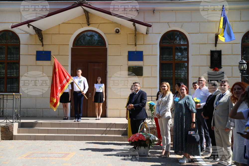 Украйна - Деветнадесета Световна среща на българските медии - поднасяне на цветя на паметника на Г. С. Раковски