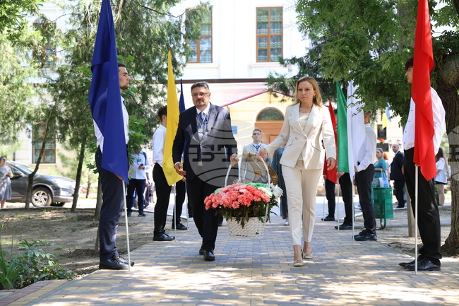 Украйна - Деветнадесета Световна среща на българските медии - поднасяне на цветя на паметника на Г. С. Раковски