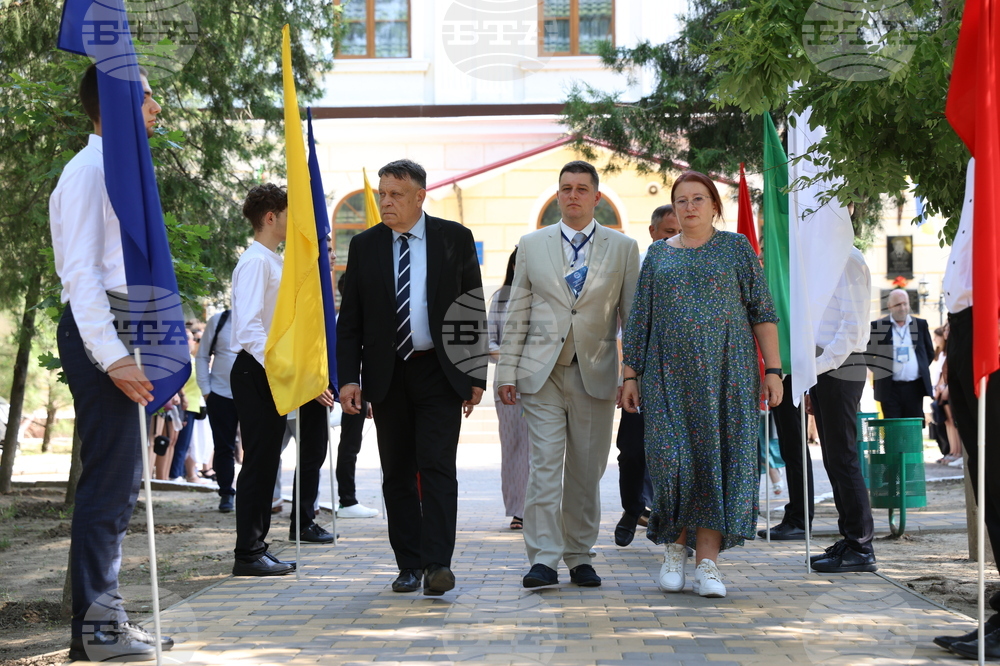 Украйна - Деветнадесета Световна среща на българските медии - поднасяне на цветя на паметника на Г. С. Раковски