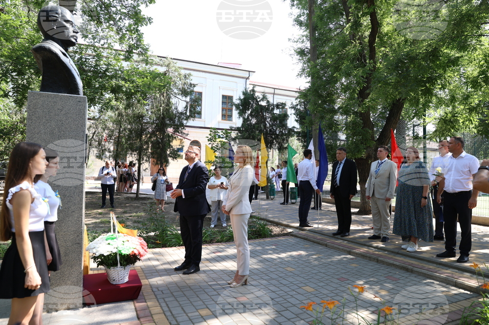 Украйна - Деветнадесета Световна среща на българските медии - поднасяне на цветя на паметника на Г. С. Раковски