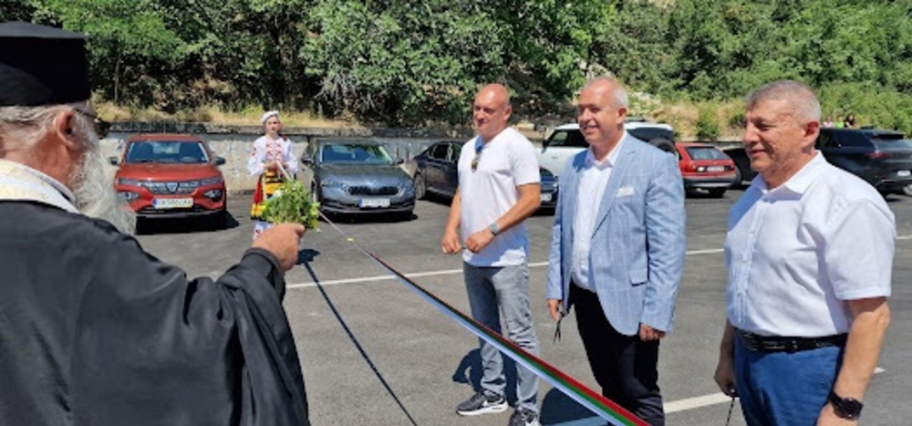 Пътят между град Пещера и курортното селище Свети Константин вече е отворен за движение след пълното му обновяване