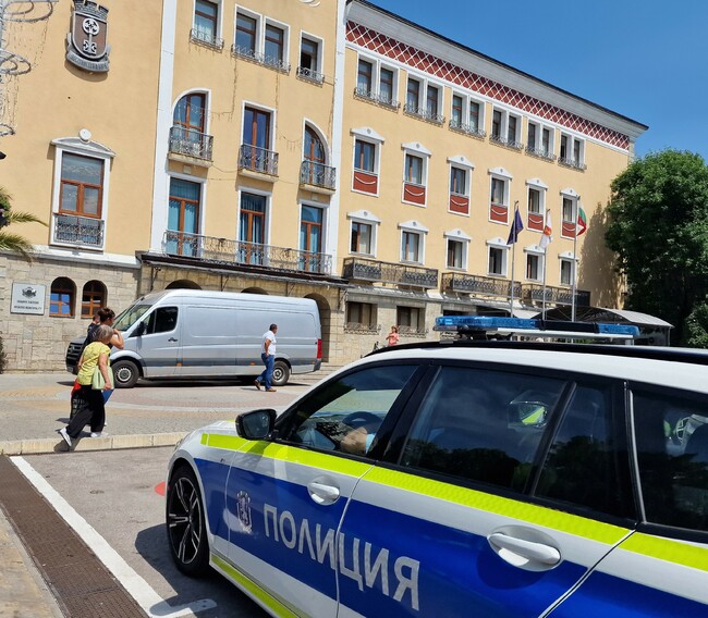 От МВР-Хасково припомниха, че в изборните помещение не се допускат хора с оръжие, както и заснемане на начина на гласуване