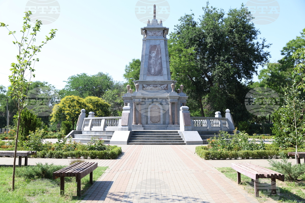 Украйна - Болград - Деветнадесета Световна среща на българските медии - поднасяне на цветя на паметника на българските опълченци