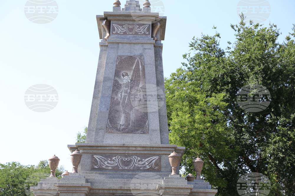 Украйна - Болград - Деветнадесета Световна среща на българските медии - поднасяне на цветя на паметника на българските опълченци