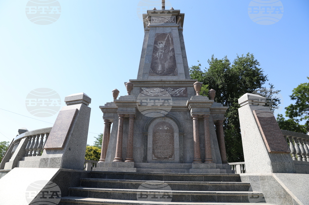 Украйна - Болград - Деветнадесета Световна среща на българските медии - поднасяне на цветя на паметника на българските опълченци