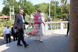 Украйна - Болград - Деветнадесета Световна среща на българските медии - поднасяне на цветя на паметника на българските опълченци