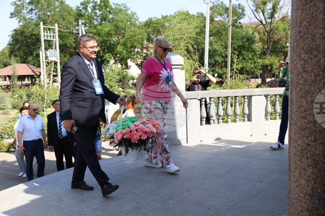 Украйна - Болград - Деветнадесета Световна среща на българските медии - поднасяне на цветя на паметника на българските опълченци