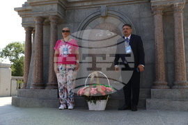 Украйна - Болград - Деветнадесета Световна среща на българските медии - поднасяне на цветя на паметника на българските опълченци