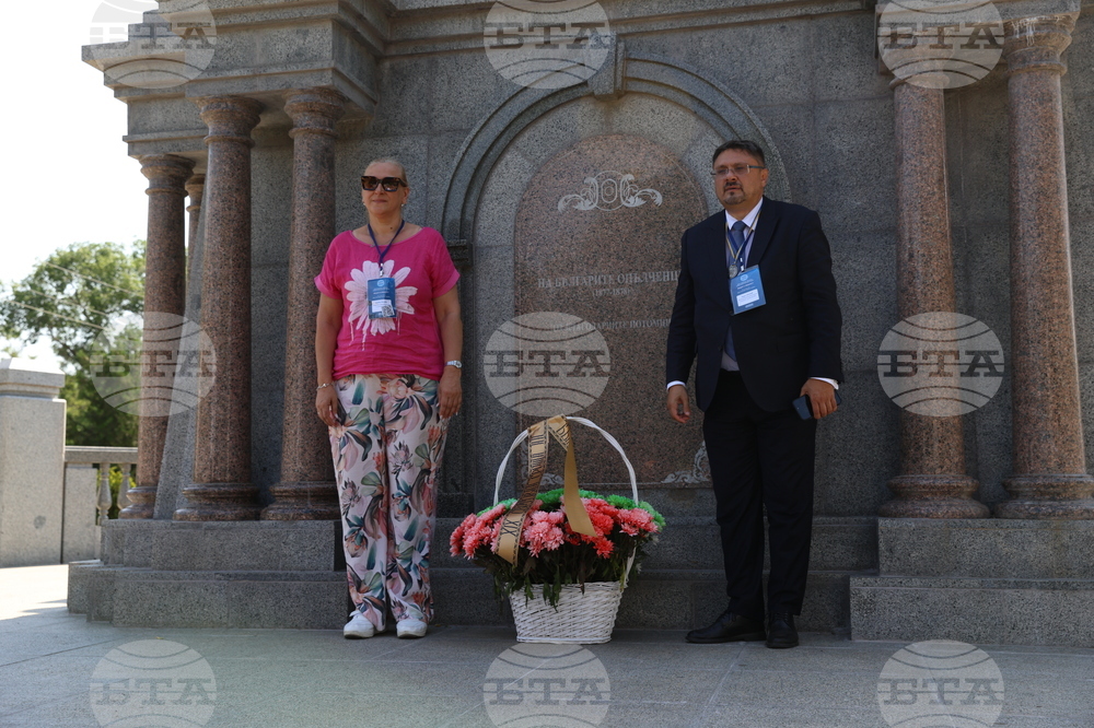 Украйна - Болград - Деветнадесета Световна среща на българските медии - поднасяне на цветя на паметника на българските опълченци