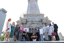 Украйна - Болград - Деветнадесета Световна среща на българските медии - поднасяне на цветя на паметника на българските опълченци