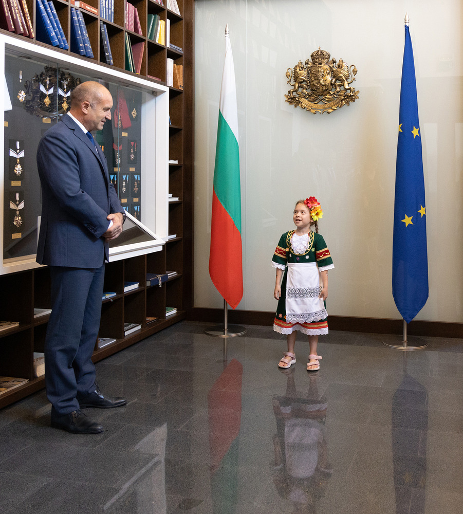 Румен Радев се срещна с млади художници в президентската институция