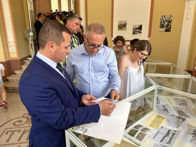 Община Русе: Изложба „Обект 889“ в Регионалната библиотека разказва историята на Дунав мост в снимки, книги и документи