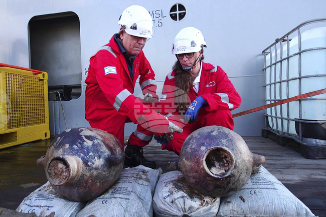 Голям брой находки от римски товарен кораб бяха открити на дъното на езеро в Швейцария