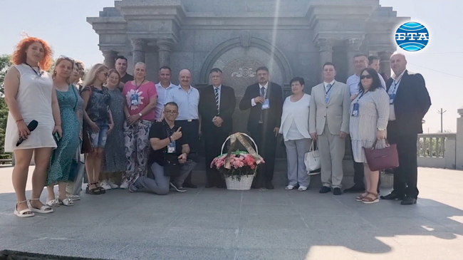 Участниците в деветнадесетата Световна среща на българските медии поднесоха цветя на паметника на българските опълченци в Болград