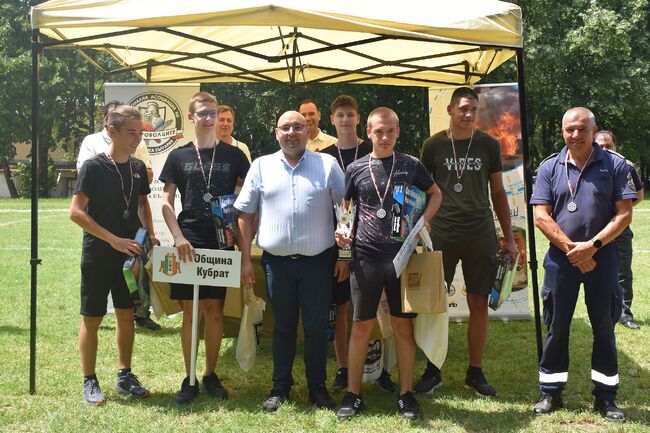 Община Разград: Кметът Добрин Добрев връчи наградите на част от призьорите в Националното състезание за млади доброволци