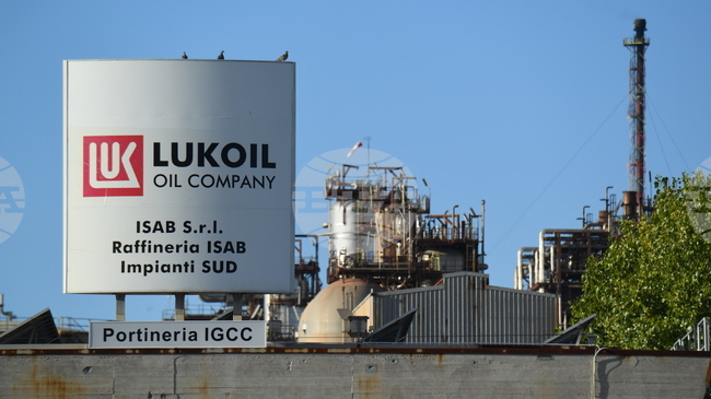 Европейският съюз обяви санкции срещу компании и лица, превозващи руски петрол 