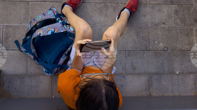 Употребата на смартфон в предпубертета води до затлъстяване, депресия и недоспиване, установи ново проучване