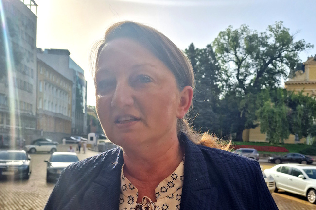 По-честното решение си остават изборите, каза Деница Сачева и напомни, че позицията на ГЕРБ за втория и третия мандат остава непроменена